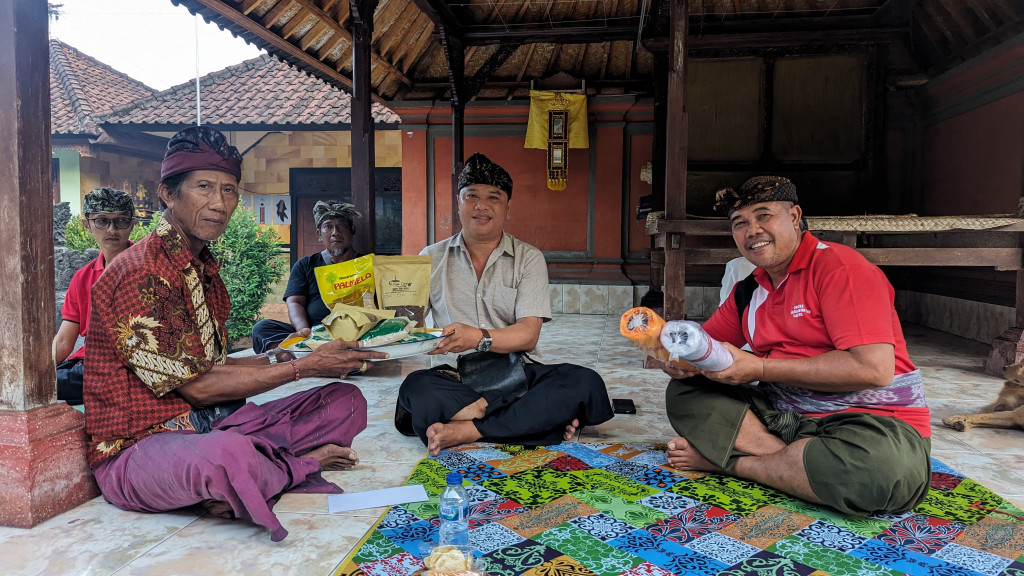 Perbekel Abiansemal Dauh Yeh Cani Salurkan Bantuan Penunjang Penguburan kepada Warga Banjar Banjaran